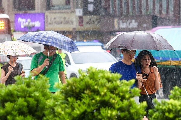 氣象專家表示,明晚冷空氣南下、東北季風漸強,周五到下周日迎風面持續降雨。 聯合報系資料照片/記者王騰毅攝影