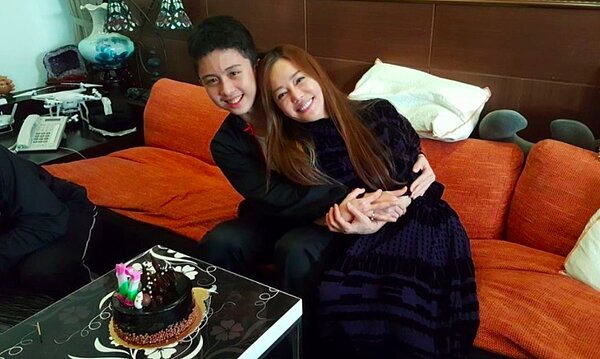 孫安佐(左)將返台被預料會銬上手銬。圖/摘自臉書