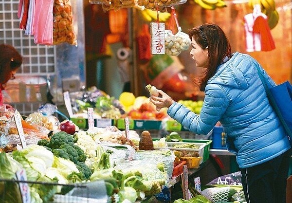 11月CPI年增0.31%，扣除蔬菜、水果及能源後的核心CPI年增率0.67%，雙雙均創近年新低，物價漲勢溫和平穩。 本報資料照片