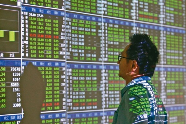 美股道瓊重挫，導致台北股市昨天大跌一六六點，再度跌破萬點關卡，證券行的螢幕一片綠油油。 記者蘇健忠／攝影