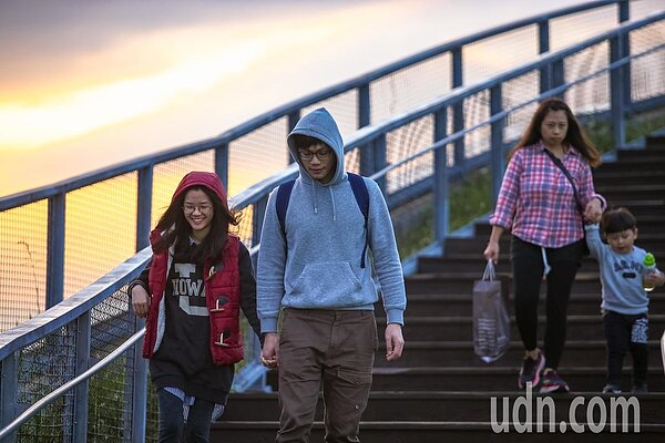 中央氣象局指出,明天至下周一清晨東北季風影響,北部及東北部整天天氣較涼,其他各地早晚也有涼意。本報資料/記者王騰毅攝影