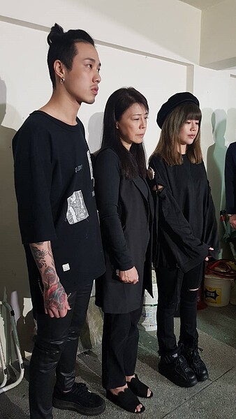 遺孀阿娥(中)和子女今出面受訪。記者林怡秀/攝影