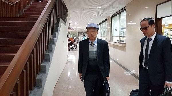 汪海清(左)今天為三中交易案到台北地院出庭。記者王聖藜/攝影 