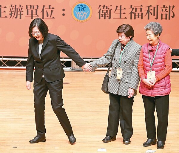 民進黨內最大派系新潮流的成員,立法院副院長蔡其昌、立委段宜康等昨天均公開挺蔡英文總統連任。圖為蔡總統(左)昨天出席一場志工表揚大會,熱情牽起獲獎的高齡志工。 記者林澔一/攝影