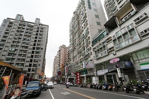 台南市房屋稅去年起分三年調漲,明年漲幅將達百分之八十一,民怨四起;市長當選人黃偉哲昨天表示,上任後將凍漲房屋稅。圖為台南永康區中華二路商圈。 圖/聯合報系資料照片