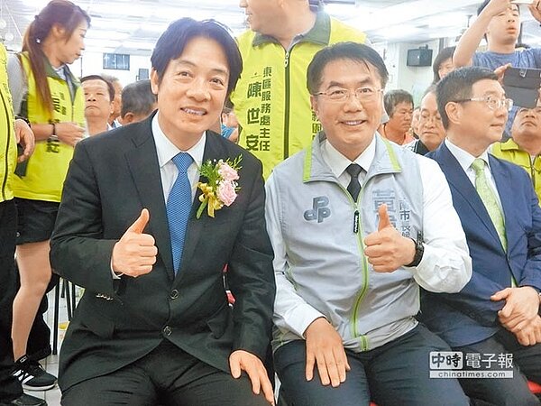 選戰過程,行政院長賴清德(左)常回台南力挺黃偉哲(右),準台南市長黃偉哲強調,未來施政「好規黃隨」,不一定「賴規黃隨」。(本報資料照片)