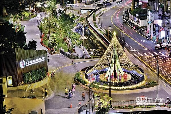 耶誕節即將到來,台中市府今年再度於柳川設置水中耶誕樹,搭配創意藝術光景展,營造濃濃的耶誕氣氛。(台中市府提供)