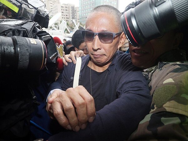 鈕承澤理大光頭現身,大批媒體一湧而上。記者杜建重/攝影