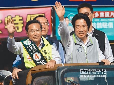 圖為九合一選舉時，賴揆陪民進黨嘉義市長候選人涂醒哲（左）掃街拜票。（本報資料照片） 