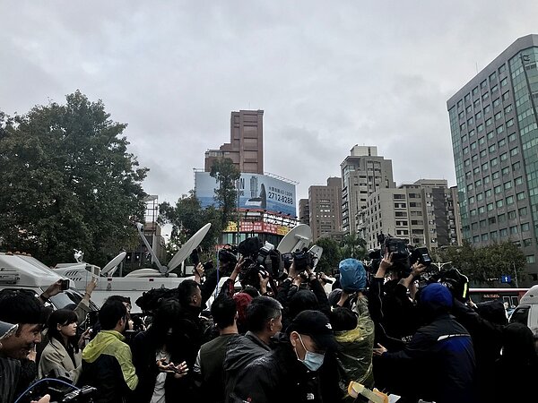 鈕承澤現身,大批媒體一湧而上。記者黃保慧/攝影