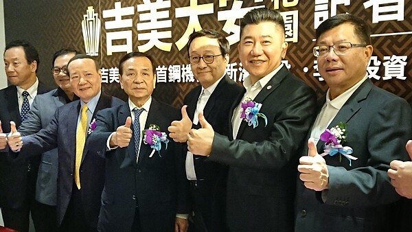 台北市不動產公會理事長暨家美企業機構董事長蔡竹雄(右四)說，選後房市在兩岸朝和諧發展，無論是地產或是其他行業都會不錯。記者陳美玲╱攝影