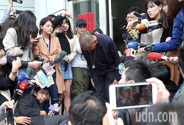 鈕承澤被控性侵,在大安分局做完筆錄後走出大門受訪,說完後九十度鞠躬,隨後不再發言快閃離去。記者杜建重/攝影