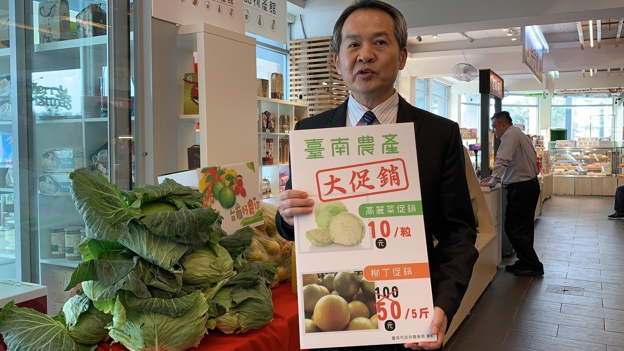 台南市農業局代理局長李建裕表示，便宜高麗菜要把握機會，下周可能就會回升。記者吳淑玲／攝影