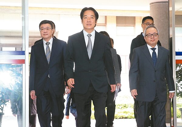 行政院長賴清德昨召開記者會,提出五項選舉敗選原因,並表明時間一到將堅定離開。圖為賴清德(中)、行政院秘書長卓榮泰(左)、副院長施俊吉(右)準備步入記者會場前的場景。 記者余承翰/攝影