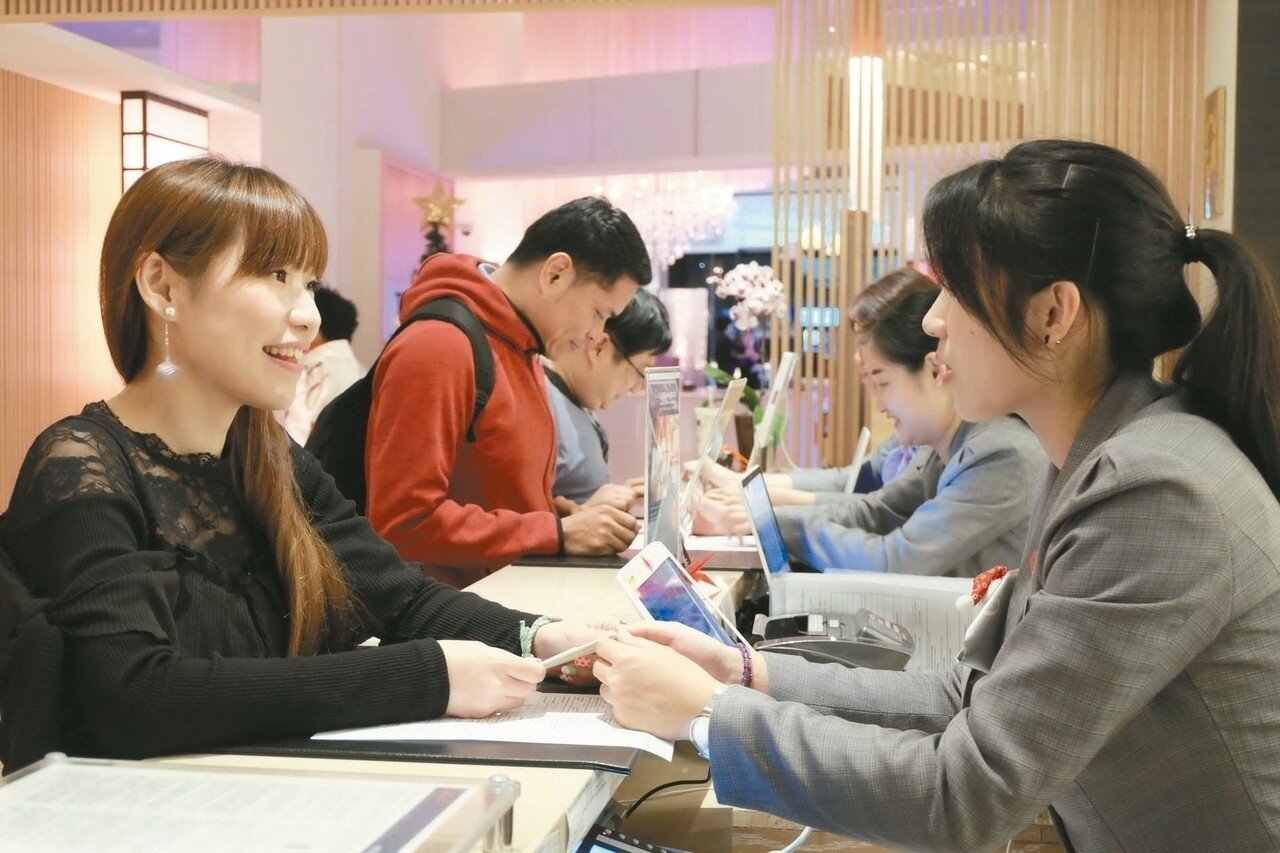 高雄和逸飯店昨天櫃檯前,出現大量辦理入住手續的民眾。 記者韓化宇/攝影