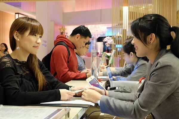 近一個多月高雄飯店業迎來久違的景氣春燕,高雄和逸飯店昨日櫃檯前,出現大量辦理入住手續的民眾。記者韓化宇/攝影