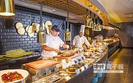 重新開幕的高雄漢來海港自助餐廳創始店,全新熱食取餐檯上的食物琳瑯滿目。圖/漢來美食