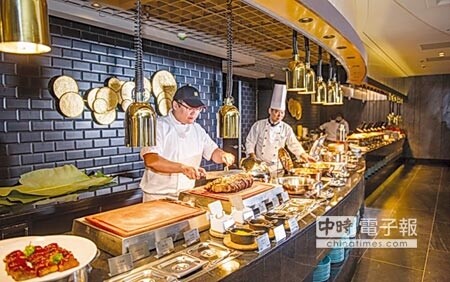 重新開幕的高雄漢來海港自助餐廳創始店，全新熱食取餐檯上的食物琳瑯滿目。圖／漢來美食 