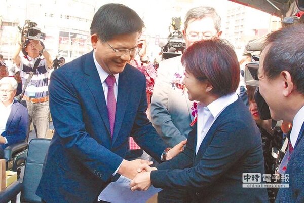 台中市長林佳龍（左）與新科台中市長盧秀燕（右）選後首度正式同台，兩人數度熱絡握手。（陳淑芬攝）