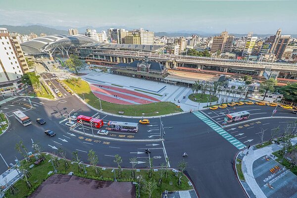 台中火車站是國定古蹟,台鐵局以促參案形式由德昌營造獲選,將投資31億元打造「台中鐵道文化園區」,未來有商場、商旅,活化古蹟、創造三贏。 圖/台中市新聞局提供