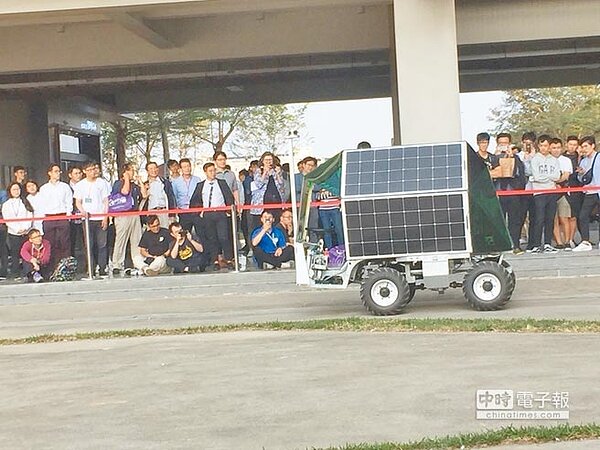 台灣首輛農用自駕車「臺灣獨角仙1號」7日於交大台南分部亮相,在各界見證下,展示各項功能操作。(曹婷婷攝)