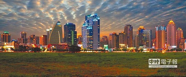 台中七期多棟辦公大樓矗立,其中興富發推出帆船造型商辦格外引人矚目。(興富發提供)