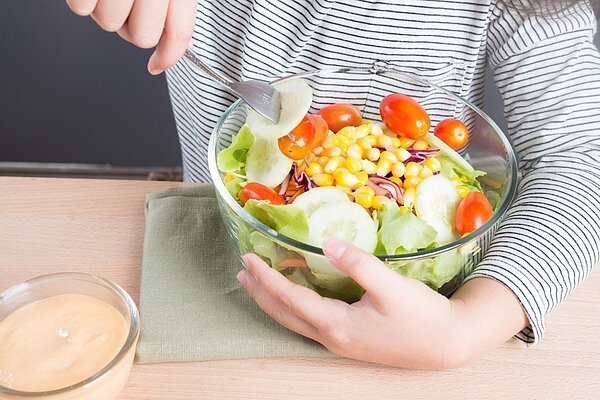 疾管署提醒,美加蘿蔓生菜染「腸道出血性大腸桿菌」,潛伏期約2至8天,對於老人、小孩等免疫力較差族群以高致死率。 圖/疾管署提供