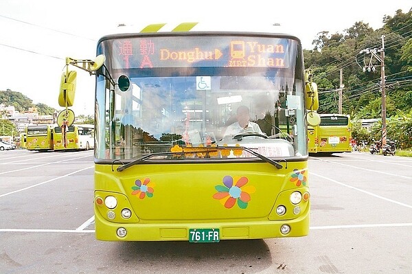 北市8月中新闢內湖往外通勤的「通勤1」、「通勤2」公車路線,試辦至今運量未明顯成長。 圖/公運處提供