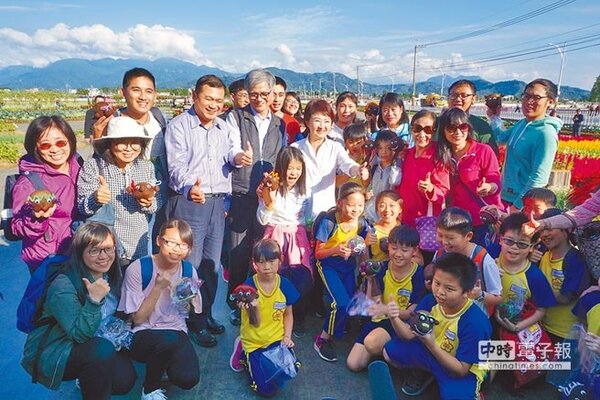 準台中市長盧秀燕參觀新社花海，受到學童熱烈歡迎。（王文吉攝）