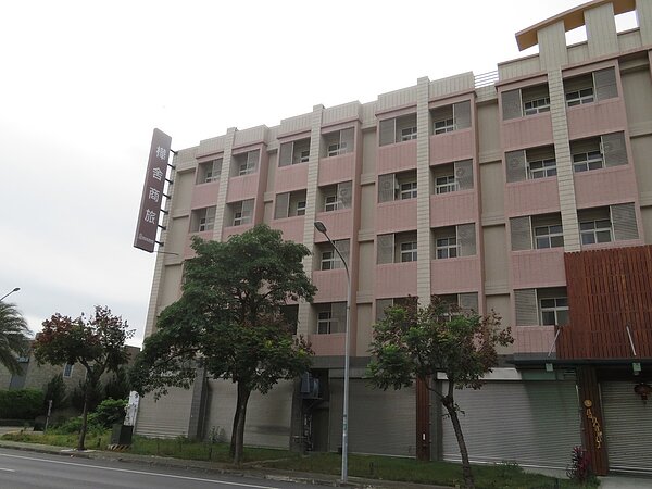 故宮南院觀光退燒,樺舍商旅嘉義館熄燈撤照,樺舍商旅招牌還高掛。記者魯永明/攝影