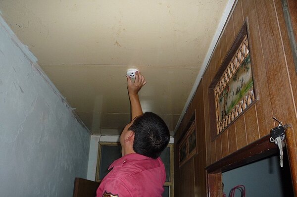 住宅用火災警報器能提前預警、減少傷亡,桃園市消防局近年自編預算以提高安裝率,明年預計安裝率能到9成。 圖/桃園市消防局提供