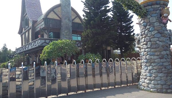 嘉義縣觀光工廠「熊大庄」,去年底傳出積欠員工薪水歇業,今年農曆年前重新營運,但生意大不如前,最近又傳出經營困難歇業,員工欠薪求償無門,縣府社會局勞資關係科今天派人查處碰壁。圖/縣府社會局提供