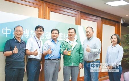 台中世界花博營運總部執行長、市府副秘書長郭坤明(右二)1日在「台中花博試營運計畫記者會」表示,花博邁入全新「試營運」階段,確保各項設備都能到位,將如期如質在11月3日開幕。(盧金足攝)