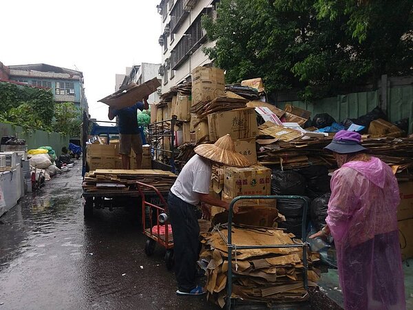百萬噸洋垃圾進口台灣,將衝擊國內回收業者。(圖/聯合報系資料照)