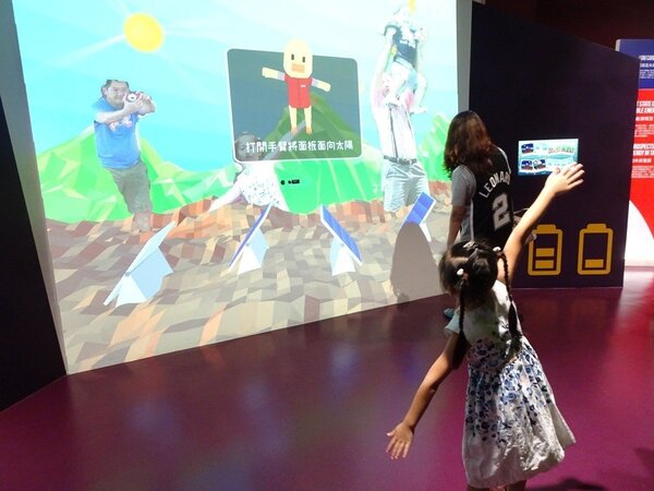 台電南部展示館的數位互動趣味遊戲，受親子遊客喜愛。（圖／記者潘欣中攝影）