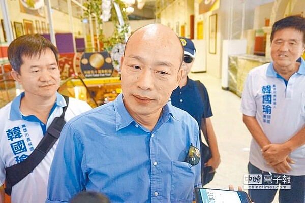 國民黨高雄市長參選人韓國瑜1日直指,高雄因豪雨出現5000個坑洞是「病態」。(圖/記者柯宗緯攝)