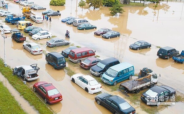 車子不幸變成泡水車時,用保險理賠或許可以讓車主少點心痛。(圖/中國時報資料照片)