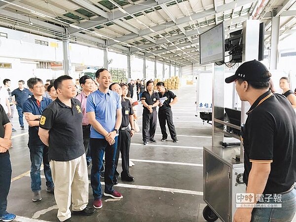 新北市長朱立倫(前左二)昨日帶妻舅高思博(前左一)參觀板橋果菜市場有機拍賣作業。(圖/記者葉德正攝影)