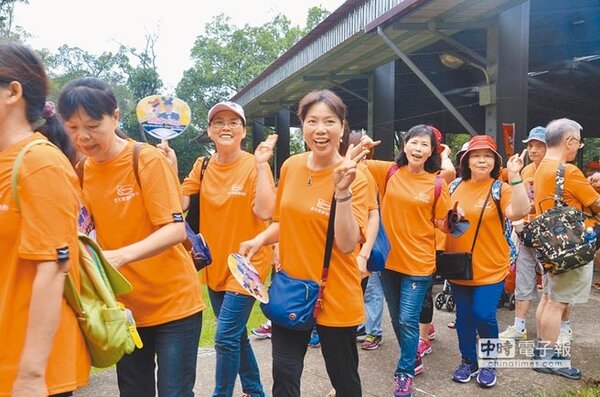 「用腳旺台灣健行活動系列」桃園場1日在桃園市埔心牧場展開，吸引1500人參加，與會民眾帶著笑容，開心在牧場散步。（圖／記者賴佑維攝）