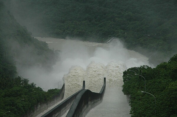 曾文水庫在823豪雨時洩洪，被質疑是雲嘉淹水主因，南水局說應是誤解。本報資料照片
