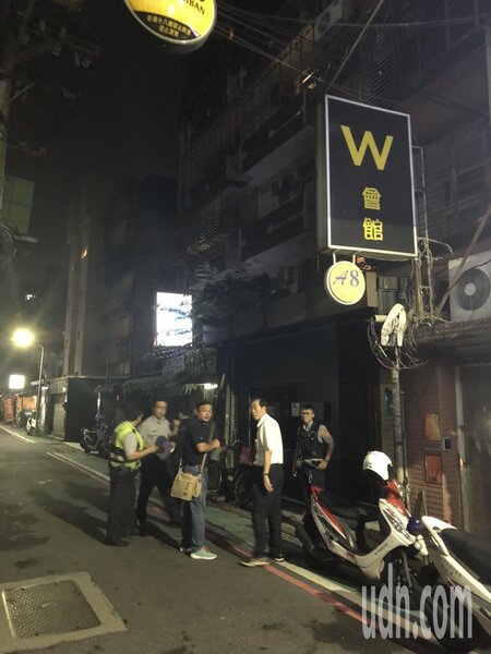 台北市中山區一處酒吧今天晚間10時許傳出砍人案件，林姓男子送醫不治。（記者李承穎／攝影）