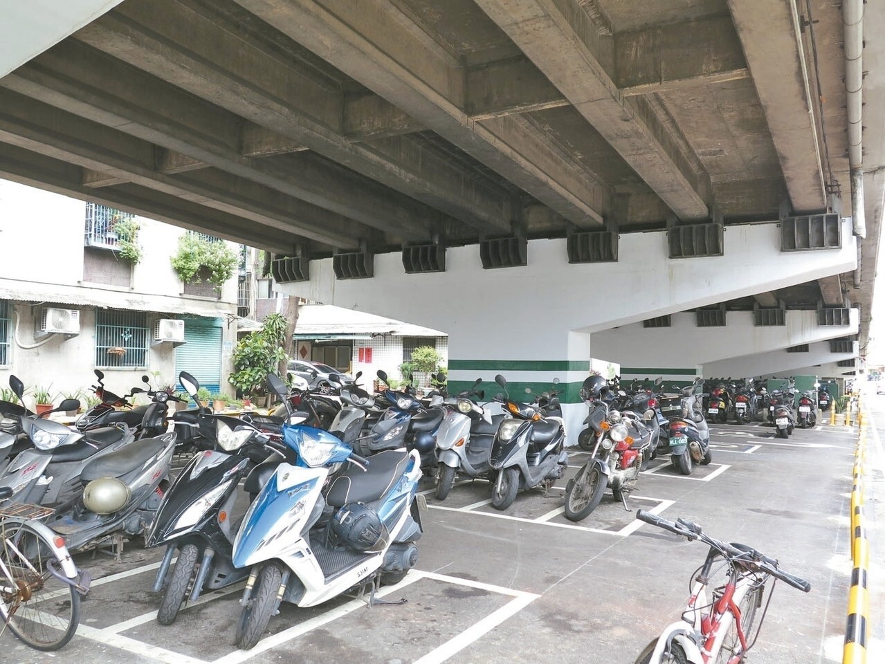 桃園市政府在桃園車站周邊進行鄰里微整形，三民陸橋下打造機車停車場，整頓周邊違停亂象。 記者張裕珍／攝影