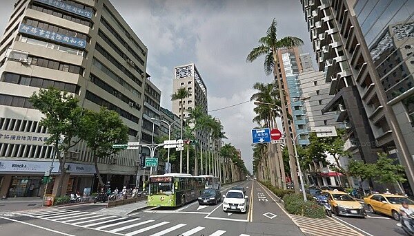 台北市杭州南路與仁愛路交會區,為北市蛋黃區少見的住宅區,公車便利(圖/截至google map)