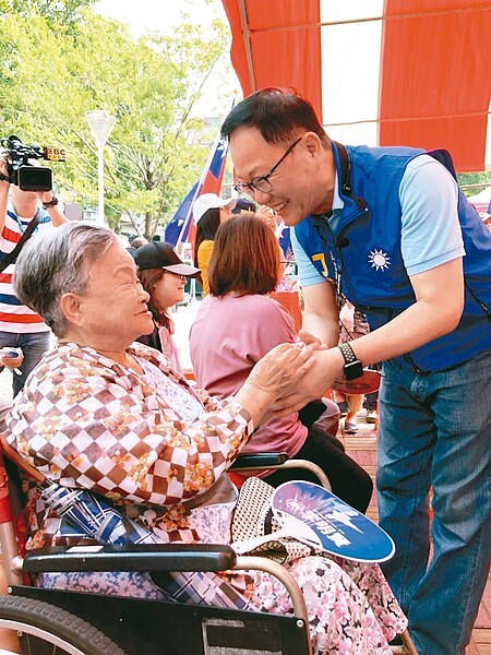 國民黨台北市長參選人丁守中（右）昨一早到玉成公園，參加國民黨南港區黨部黨員慶生會暨挺丁守中市長授旗典禮。 記者邱瓊玉／攝影