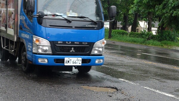 高雄連日豪雨，路坑洞多。記者謝梅芬／攝影 