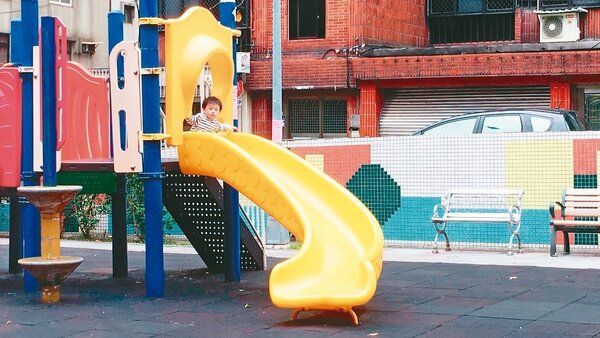 截至去年底，北市設有兒童遊戲設施的公園竟有310座不符規定，不合格率高達72.77%。 圖／聯合報系資料照片
