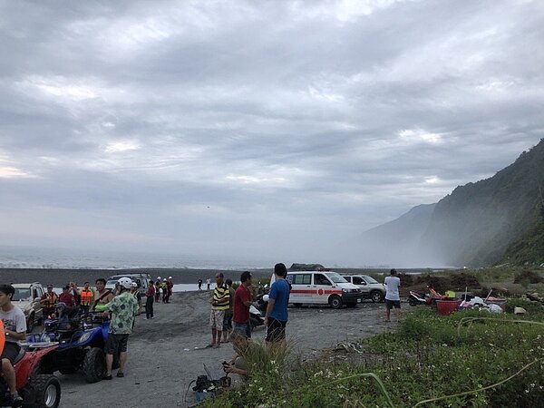 長浪太驚人!南澳「神秘沙灘」多人被捲入海裡。記者戴永華攝影