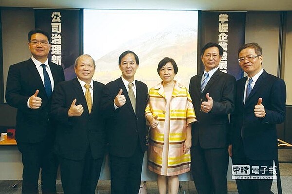 普華法律事務所律師楊敬先(左起)、福邦創投董事長黃顯華、證期局副局長張振山、政大法學院教授方嘉麟、台北商業大學副教授李禮仲及今周刊社長梁永煌,參加 「公司治理新變革」論壇。