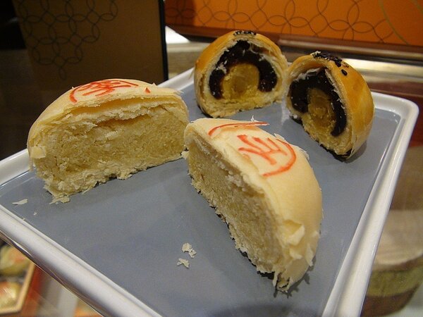 中秋節是烘焙業的大檔期，但奶油、核桃等原物料都漲價，加上一例一休及基本工資調漲，讓多數烘焙業者大喊吃不消。 記者余采瀅／攝影