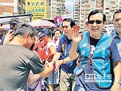 陳學聖大湳掃街　馬陪拜票